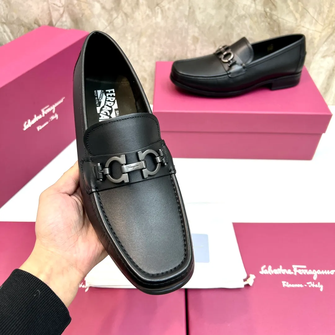 Original quality P780 Brand: Ferragamo Standard size: Men's size 39–44 (38.45 can be customized) Grade: Same style as the official website High-quality men's shoes Material: Customized first-layer calfskin with water-dyed cowhide lining Cowhide tiptoe Original non-slip and wear-resistant rubber outsole Style category: Men's formal business leather shoes are young and fashionable European and American trends British style Casual matching and comfortable feet Color: actual picture